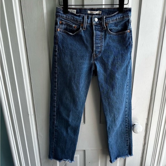 Levi’s Wedgie Straight Raw Hem Jeans - Picture 2 of 6